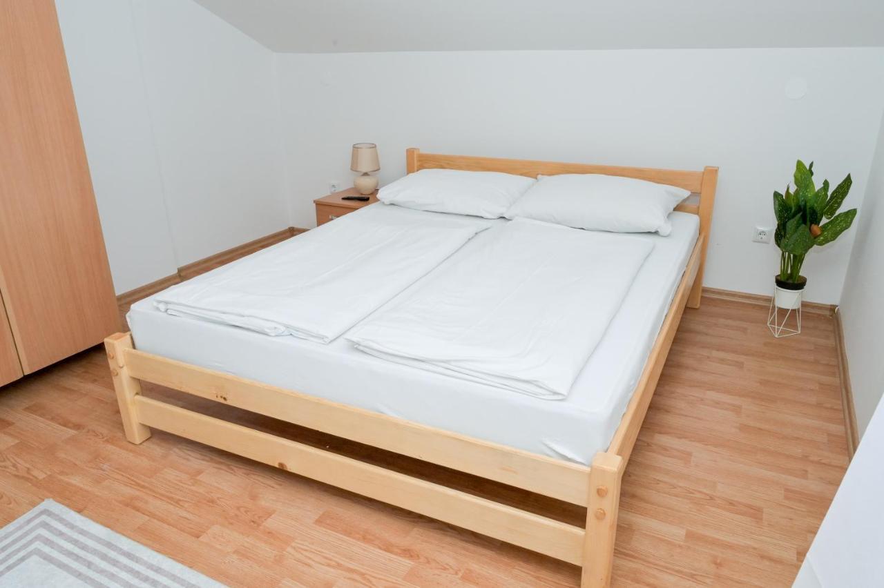 Apartments Dora Яйце Екстер'єр фото