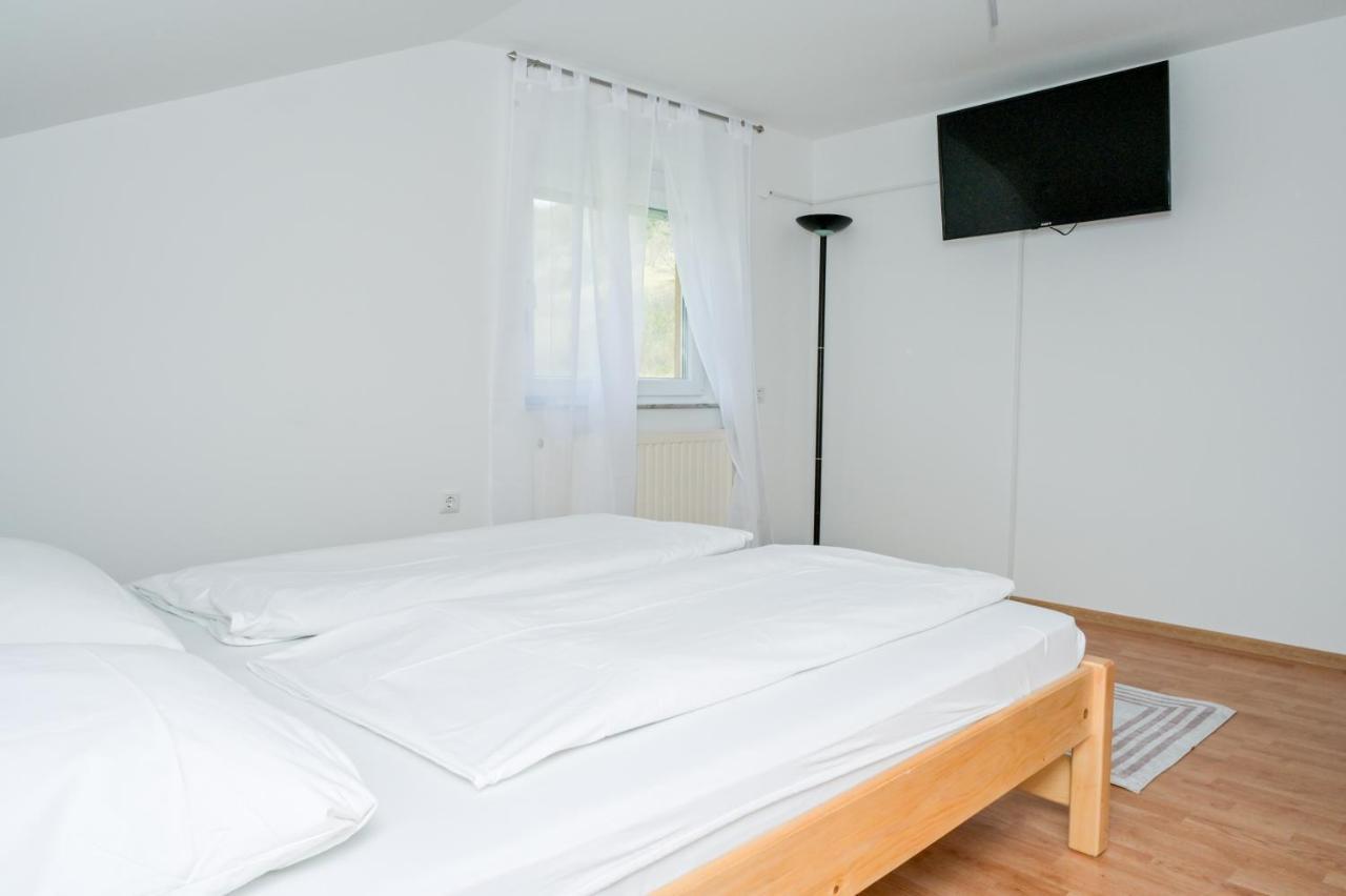 Apartments Dora Яйце Екстер'єр фото